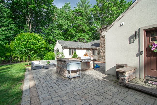 Building Photo - 22 Allen St