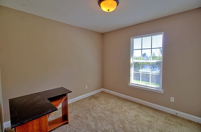 Building Photo - 305 Largo Ct