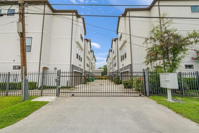Building Photo - 829 Wakefield Dr