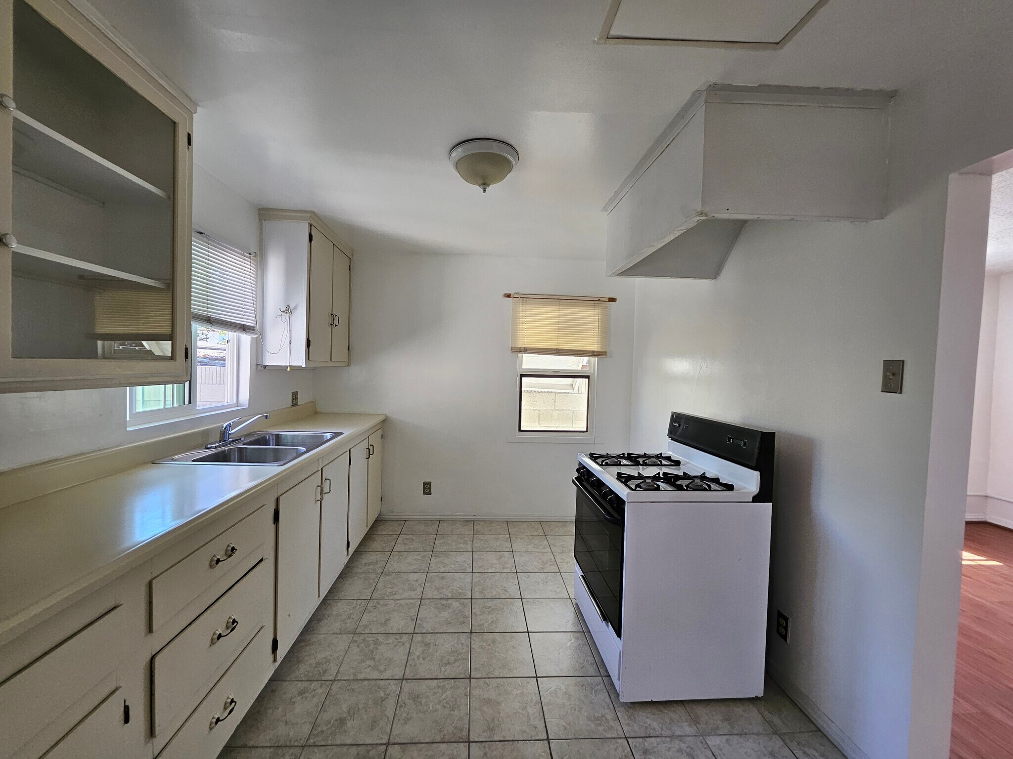 Kitchen - 657 W Oliver St