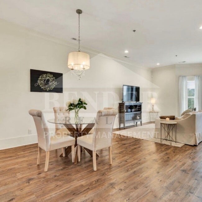 Building Photo - BEAUTIFUL EXECUTIVE TOWNHOME FOR RENT