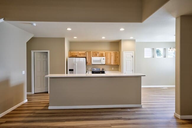 Building Photo - ARTS & CRAFTS GORGEOUS 2 STORY 3 BEDROOM + OFFICE 2.5 BATH. POOL, CLUBHOUSE, TENNIS INCLUDED!