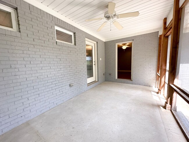 Building Photo - 3 Bedroom House: Walking Distance to Campu...