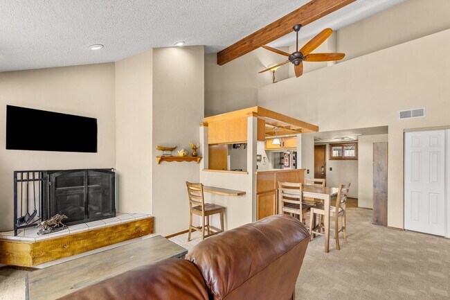 Building Photo - 2600 Valley View Dr