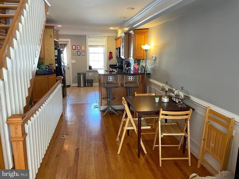 Building Photo - 520 S Curley St