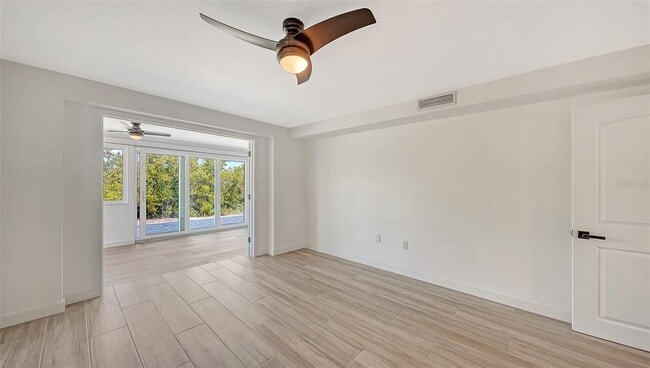 Building Photo - 909 Spanish Dr N