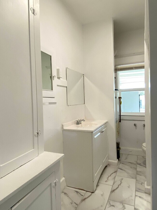 Building Photo - Two Bed, One Bath Apartment Located Downtown