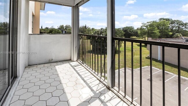 Building Photo - 4158 Inverrary Dr
