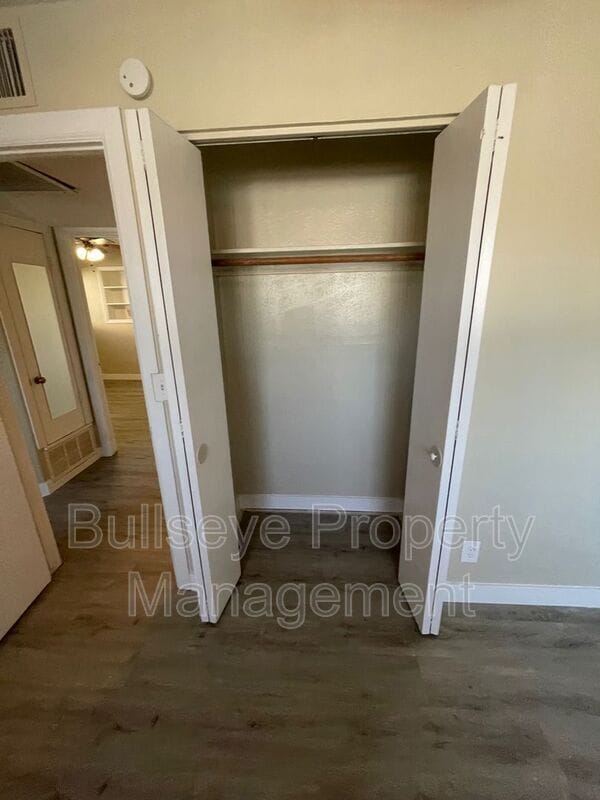 Building Photo - 3127 W Dahlia Dr