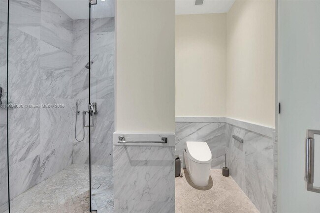 Building Photo - 2821 S Bayshore Dr