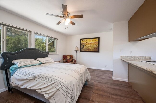 Building Photo - Charming Studio