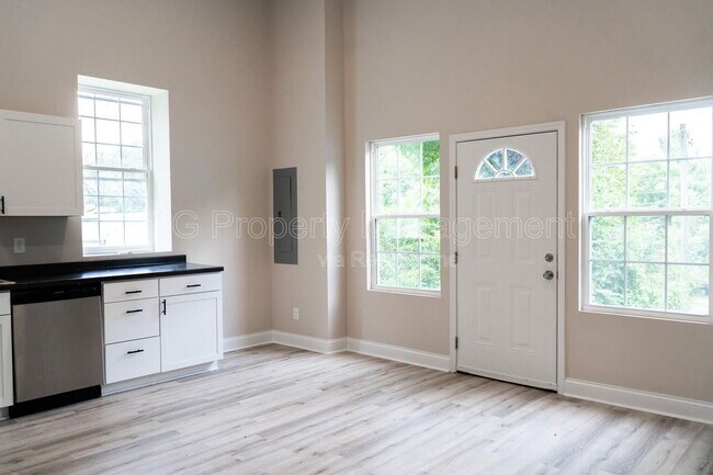 Building Photo - 2242 Price Ave