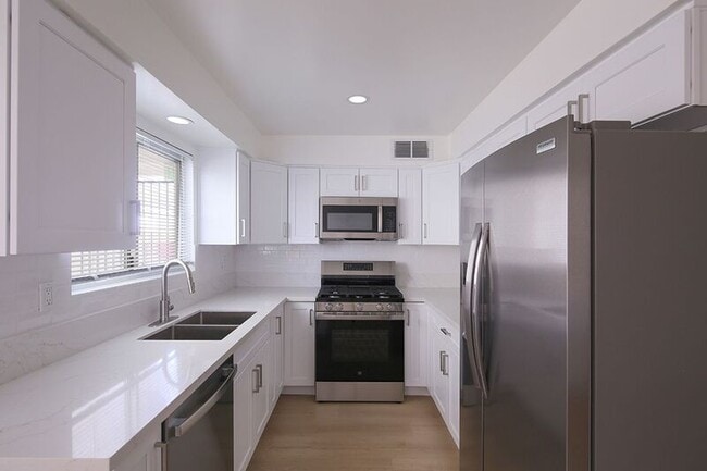 Building Photo - 3155 Montrose Ave