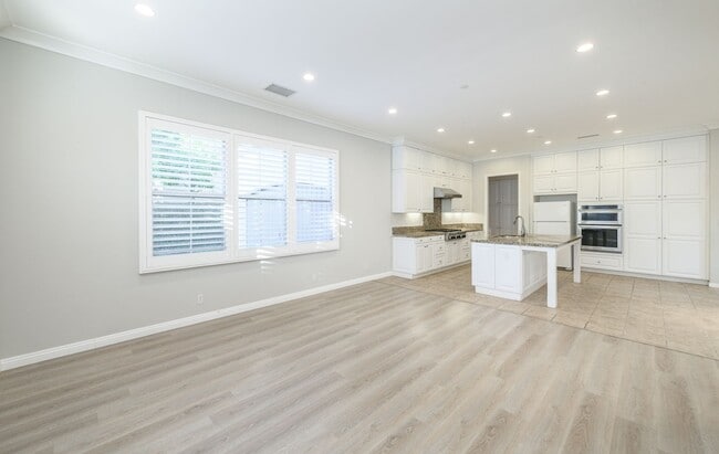Building Photo - FOR RENT 4BD/3.5 BA/2Garage/Single Family ...