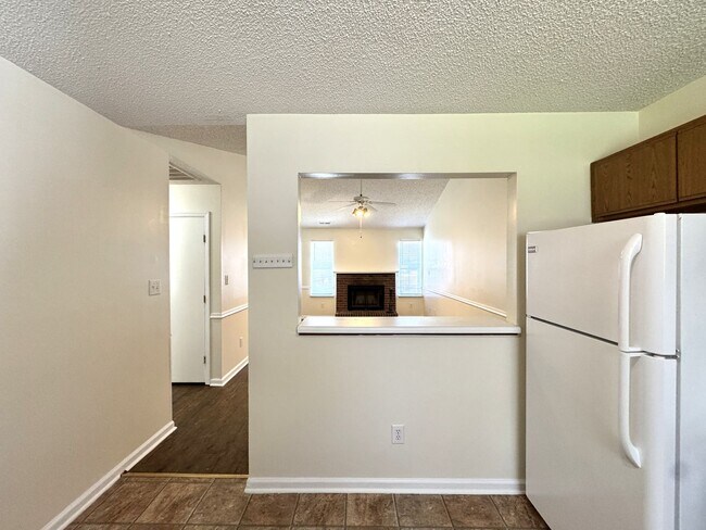 Building Photo - Adorable Duplex- Fenced Yard!