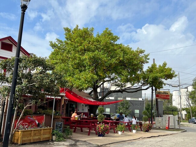 Building Photo - 105 Willard St