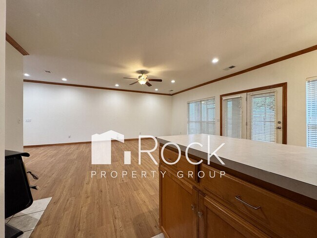 Building Photo - Charming 3-Bed 3-Bath Home with Tornado Sh...