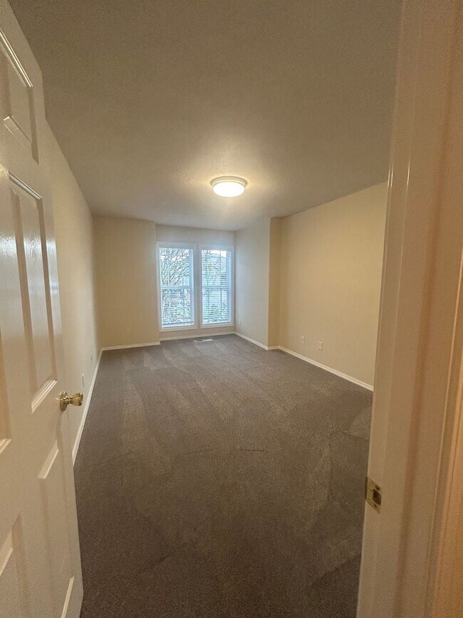 Building Photo - Beautiful Three Bedroom in Keizer