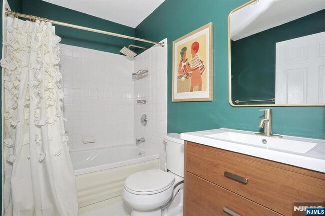 Building Photo - 2051 Charles