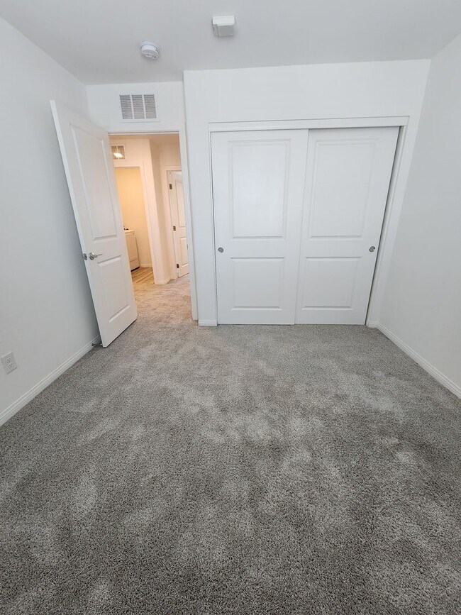 Building Photo - Charming 3BR/2.5BA Home in Las Vegas – Uti...