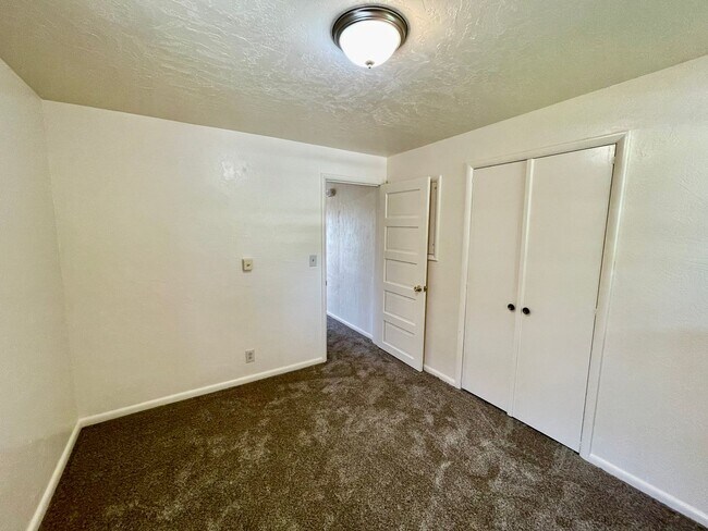 Building Photo - Vincent Park Triplex