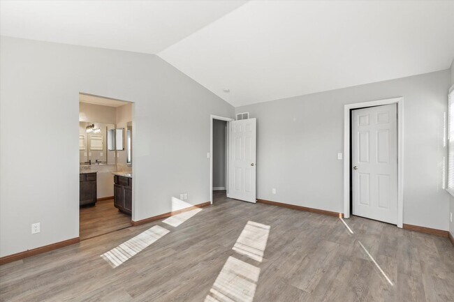 Building Photo - Updated Kenosha 3 Bedroom 2.5 Bath