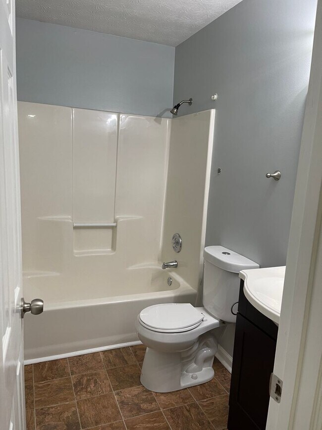 Building Photo - Split Foyer Home with Fenced Yard