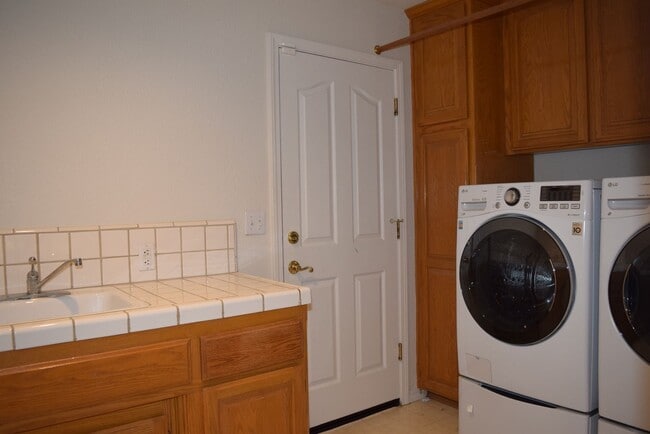 Building Photo - 303 Ironwood Cir