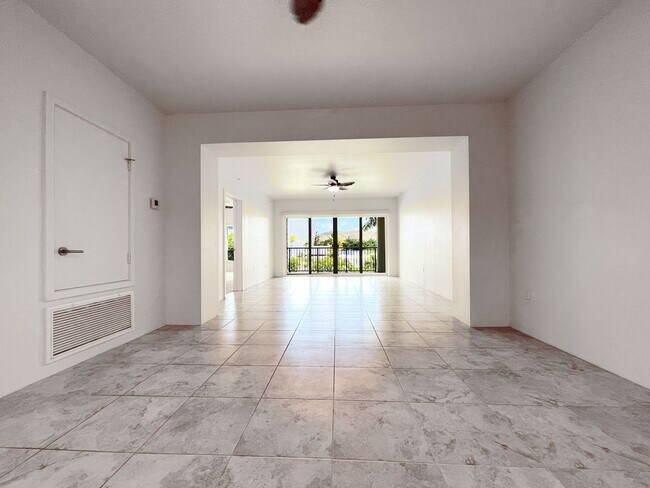 Building Photo - Pet Friendly 2-Bedroom Condo with Central ...