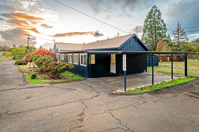 Building Photo - Fully Remodeled 3 Bedroom Home in Historic Oakland