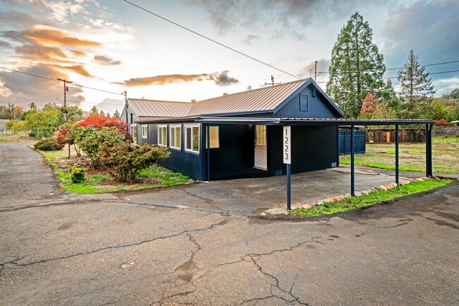 Building Photo - Fully Remodeled 3 Bedroom Home in Historic...