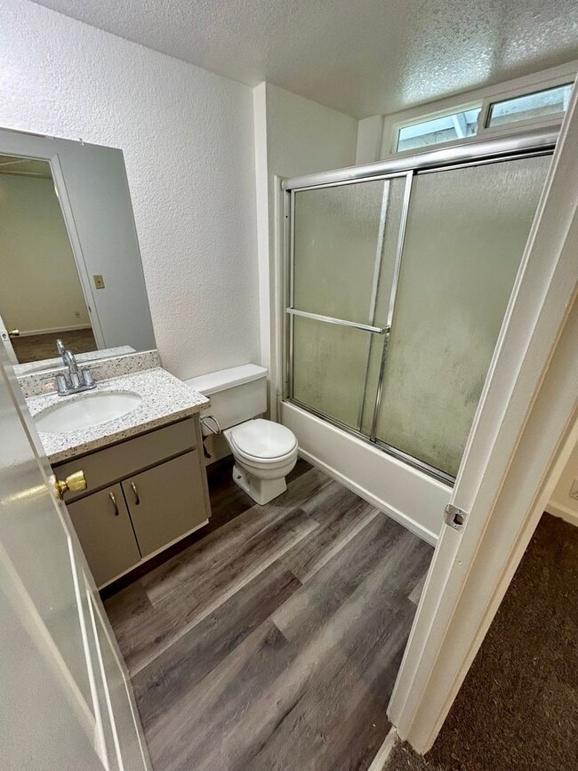 Building Photo - Redwood Glen Townhouse!  Totally remodeled!