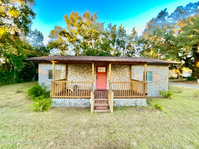 Building Photo - 18713 Charlotte Ave