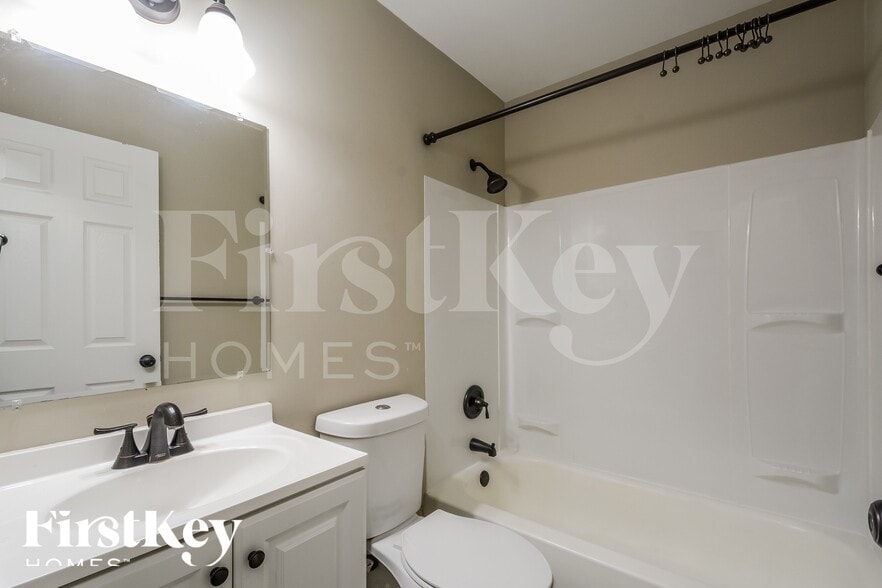 Building Photo - 3 Oak Point Ct