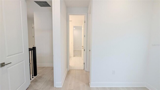 Building Photo - 15614 Vetta Dr