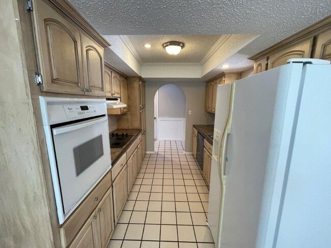 Building Photo - 3 bed 2 bath, 2 car with wood floors, fenc...