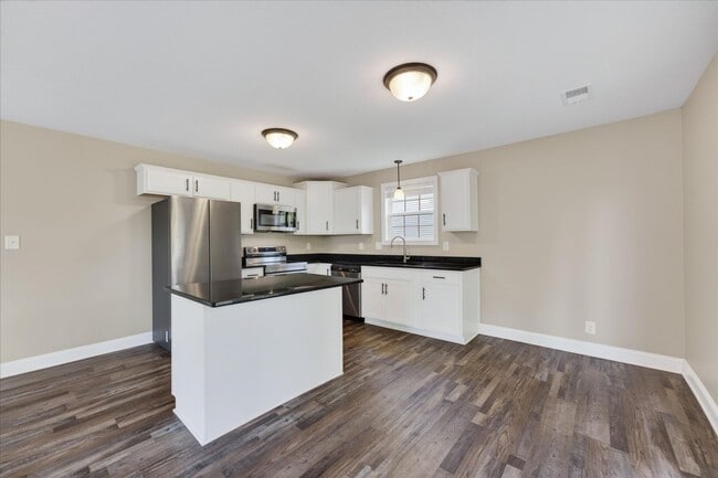 Building Photo - Pet Friendly Three Bedroom!