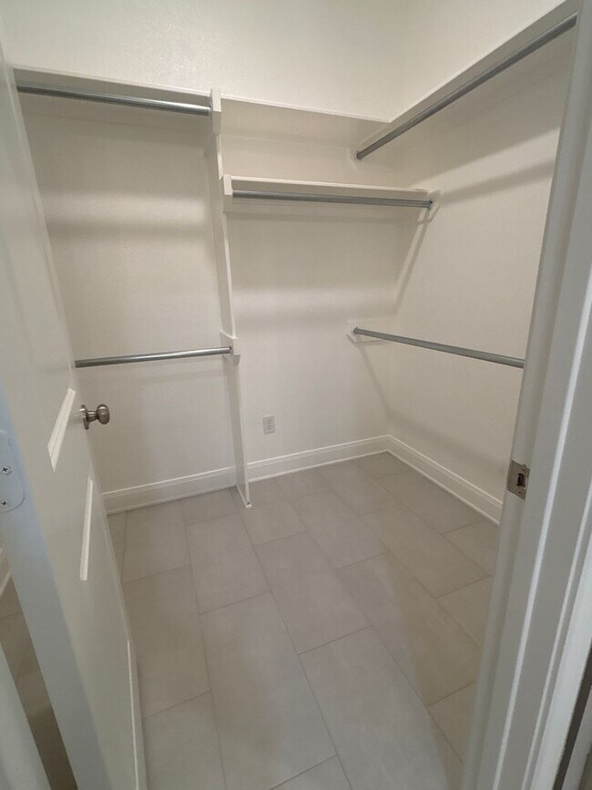 Building Photo - Beautiful South Tyler Rental in Royal Vist...