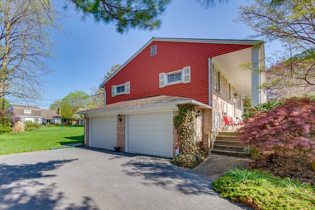 Building Photo - 25 Meadow View Dr