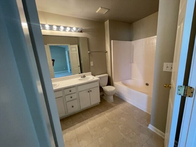 Building Photo - 804 Walnut Woods Dr