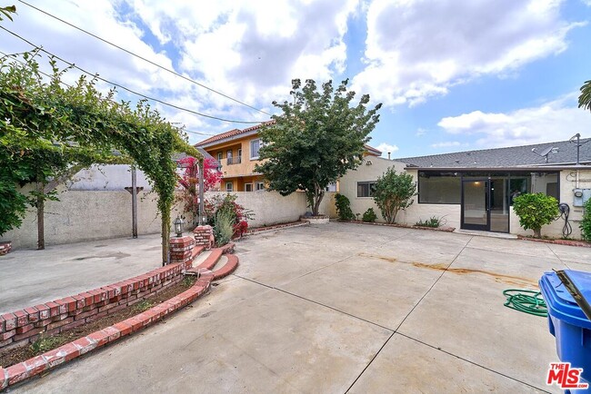 Building Photo - 1120 S Plymouth Blvd