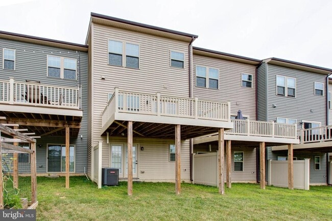 Building Photo - 7912 N Gladden Farm Way