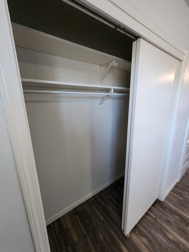 Building Photo - 3 bed 2 bath home, move in ready!