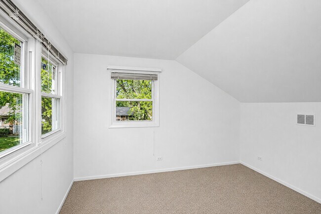 Building Photo - 697 Hickory Dr