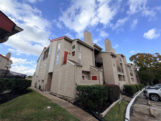 Building Photo - 10855 Meadowglen Ln