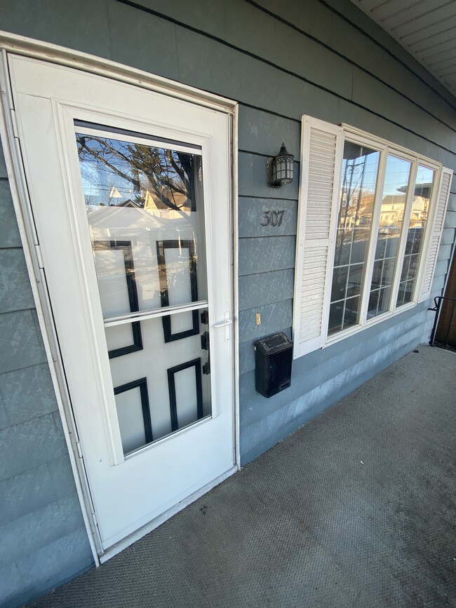 Building Photo - 307 N Everett Ave