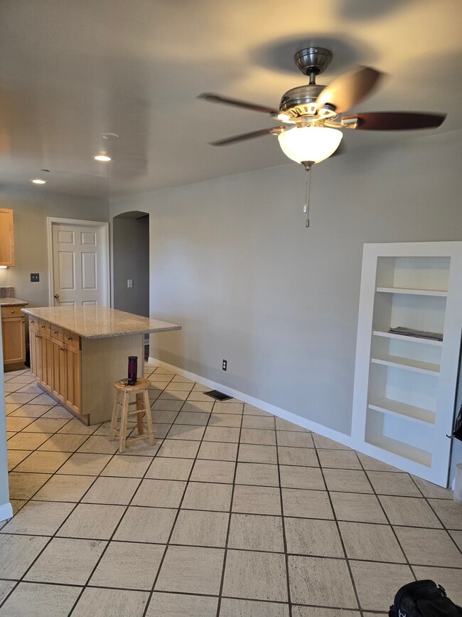 Building Photo - 833 Skyland Dr