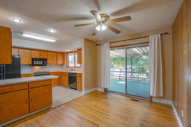 Building Photo - FOUR BEDROOM SPLIT LEVEL IN SALMON CREEK