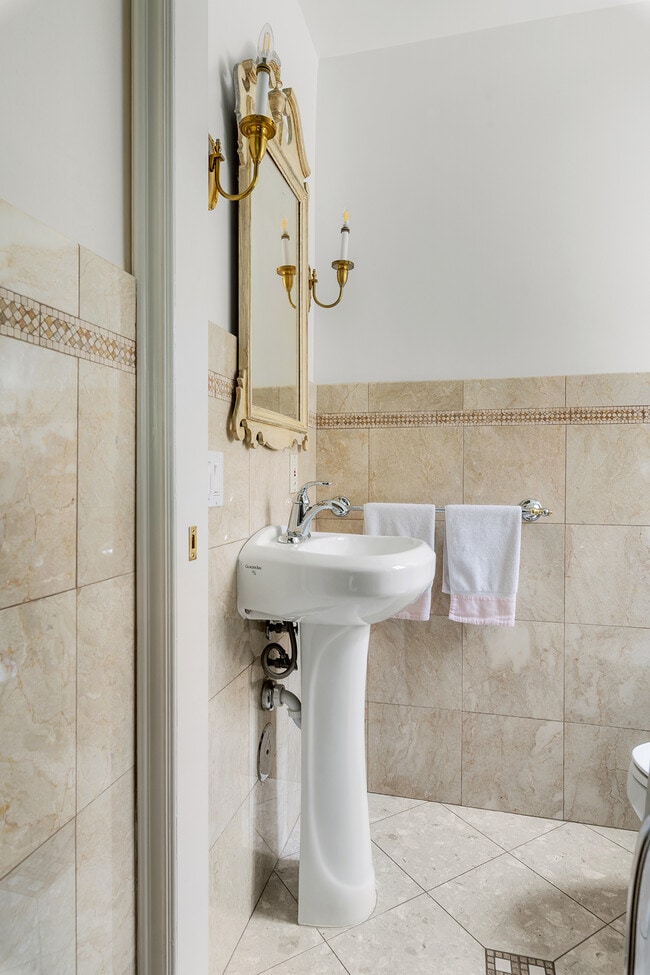 Marble powder bath - 2173 San Pasqual St