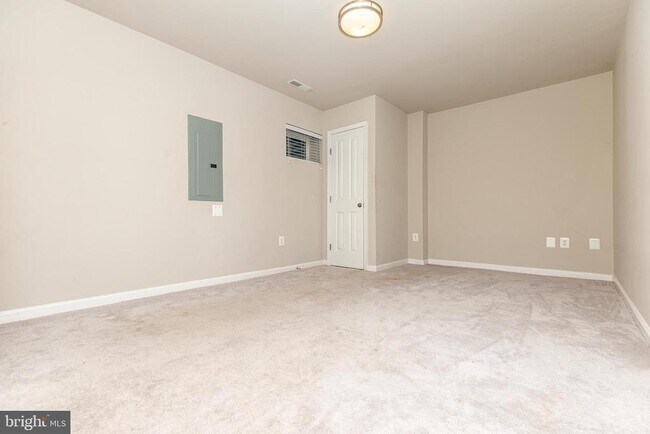 Building Photo - 427 Woodcrest Dr SE